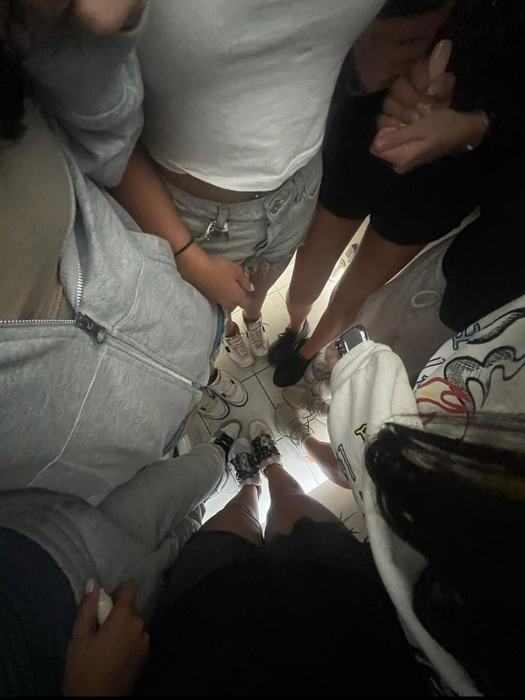 Tinerele au venit îmbrăcate cu haine scumpe, dar au avut un comportament care lasă de dorit / Sursă foto: Instagram