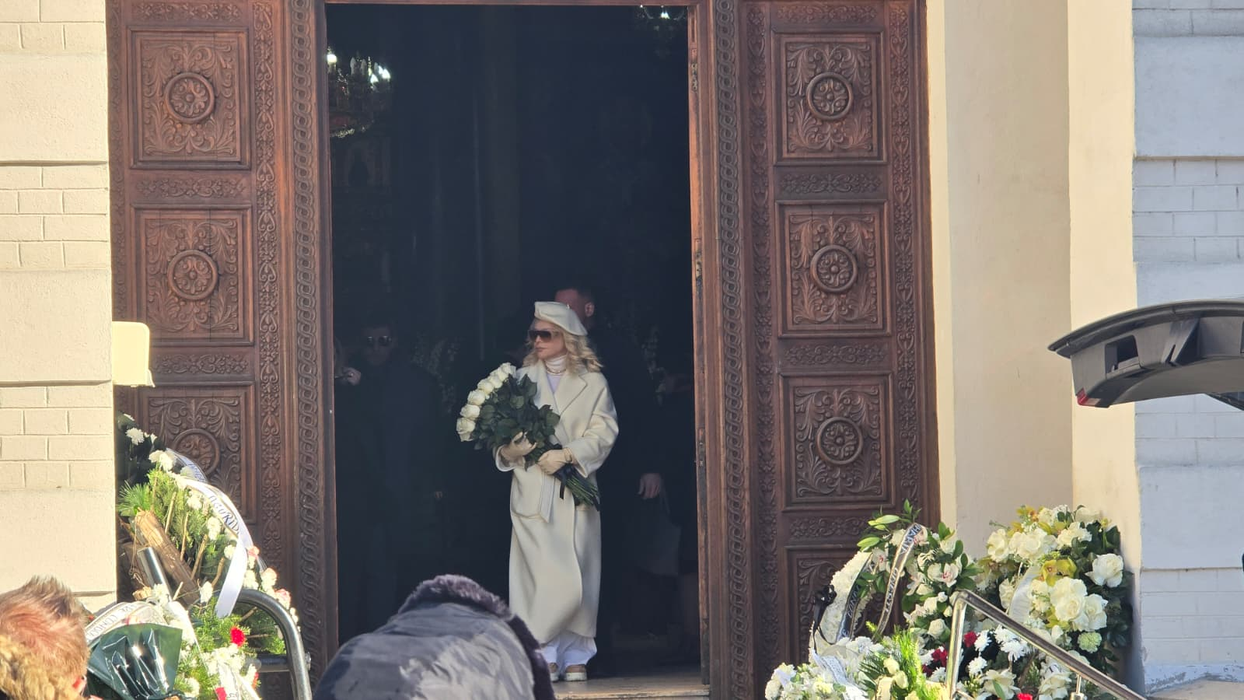 Cum au apărut Loredana Groza și fratele ei la înmormântarea tatălui lor. Ținuta atipică aleasă de artistă
