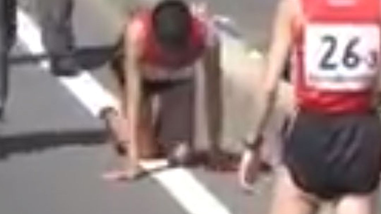 VIDEO. Atenție, imagini cu un puternic impact emoțional! O atletă s-a târât în genunchi până la final, pentru ca echipa ei să nu fie descalificată