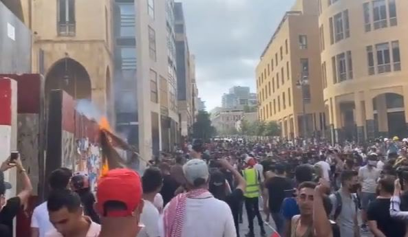FOTO&VIDEO. Străzile din Beirut ard la propriu. Oamenii strigă „Revoluție, revoluție!” în timp ce autoritățile acționează cu gaz lacrimogen