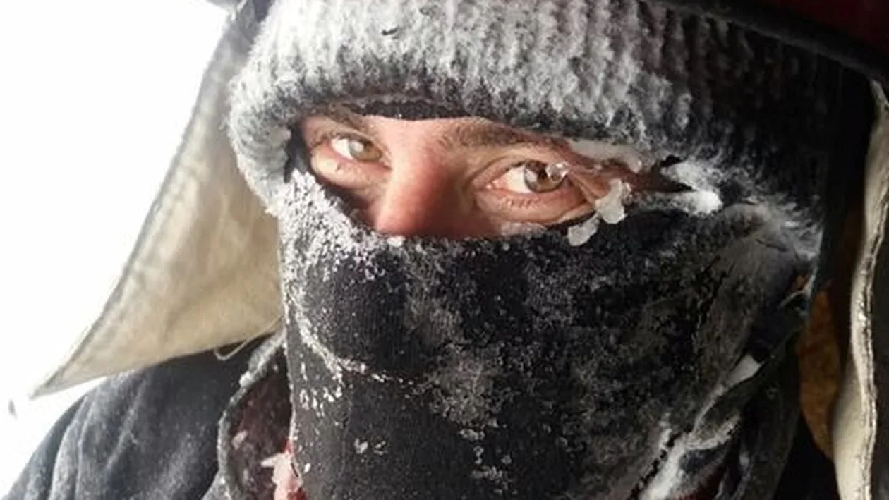 O altă faţă a iernii! Imagini cutremurătoare cu pompierii care intervin în zonele cu cod ROŞU de NINSOARE