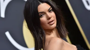 Ce apariție la Gala Premiilor Oscar! Celebra artistă a lăsat mască o sală întreagă! A urcat fără lenjerie intimă pe scenă? Ce făcea cu mâinile… VIDEO INCENDIAR