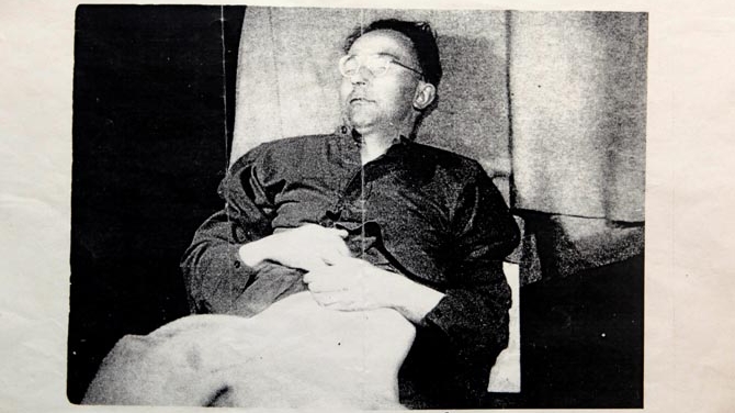 Cadavrul lui Himmler, la cateva secunde dupa ce s-a sinucis
