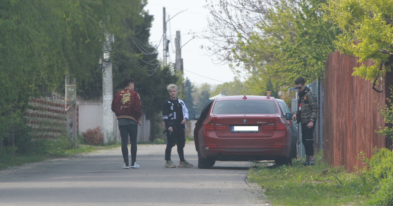 Selly merge pe mijlocul strazii