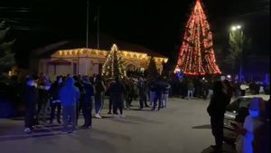 Revoltă la Bolintin Vale, în această seară, în fața Primăriei. Polițiștii și jandarmii au intervenit