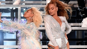 Beyonce și sora ei, Solange, au căzut pe scenă în timpul unui concert. Imaginile au făcut înconjurul lumii