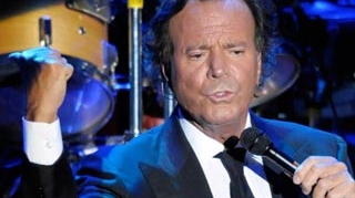 Julio Iglesias a facut show la Bucuresti! A cantat piese in memoria lui Valeriu Lazarov si a lui Luciano Pavarotti!