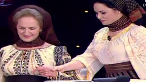 Andreea Marin, in costum popular! Uite cum arata in straie folclorice si cum s-a descurcat sa cante in duet cu Sofia Vicoveanca