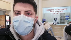 Tânăr din Capitală, bătut și sugrumat într-o mașină de poliție, după ce a fost prins fără mască