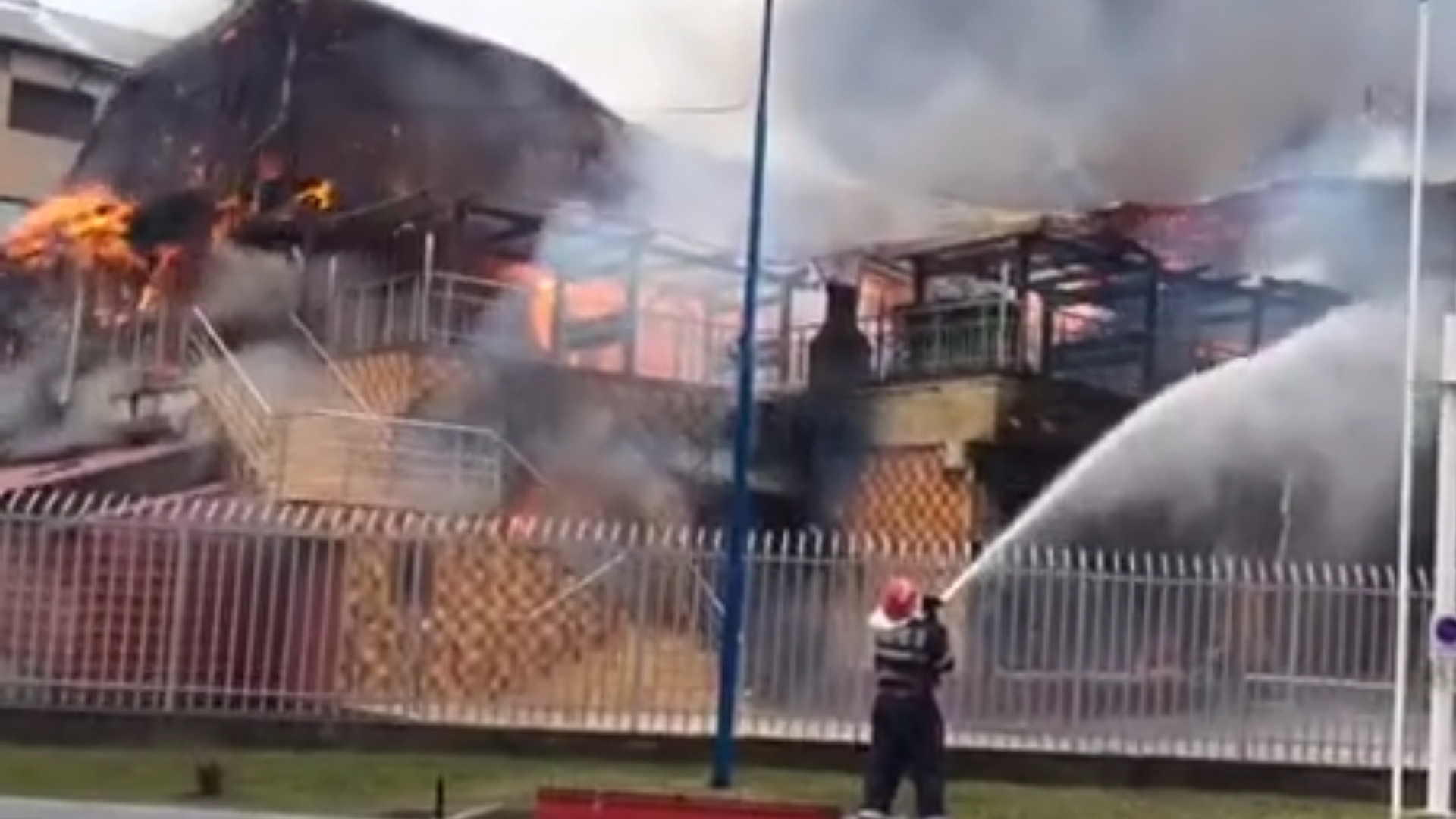 Incendiu violent în Focşani! Se ia în calcul evacuarea locuitorilor din blocurile din apropiere