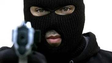 JAF ARMAT la o banca din Bacau. Hotul a amenitat casiera si a fugit cu o suma mare de bani