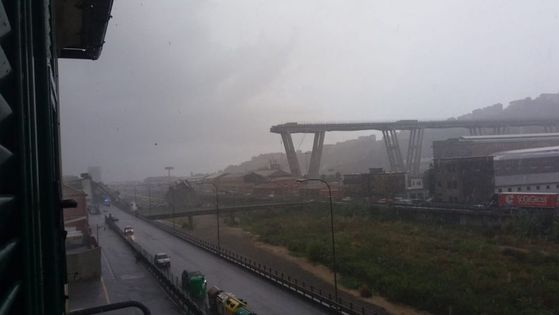 Imagini terifiante! Un pod rutier s-a prăbușit de la o înălţime de 100 m, în apropiere de oraşul Genova! Cel puțin 35 de persoane au murit