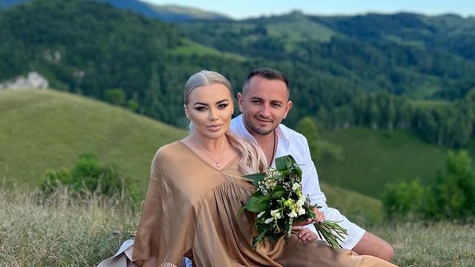 Mascații au dat buzna în casa socrilor artistei Carmen de la Sălciua, imediat după Paște. Ce ar fi găsit oamenii legii: „Numai belele îmi fac”