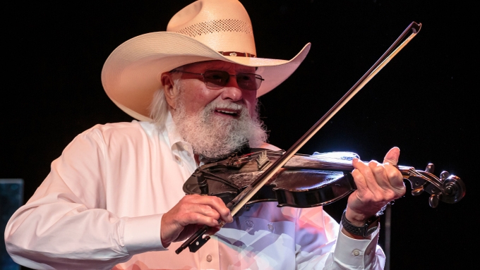 Una dintre legendele muzicii country s-a stins din viață. Artistul Charlie Daniels a decedat în urma unui accident vascular cerebral