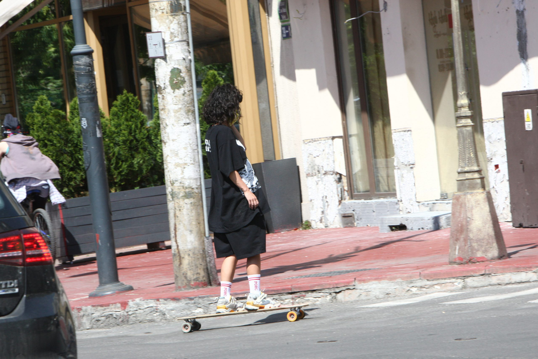 Inna, un skater disciplinat în trafic