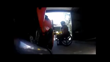 VIDEO Un motociclist unic in lume! Se da cu motorul de sute de cai putere dar nu are o mana si un picior!