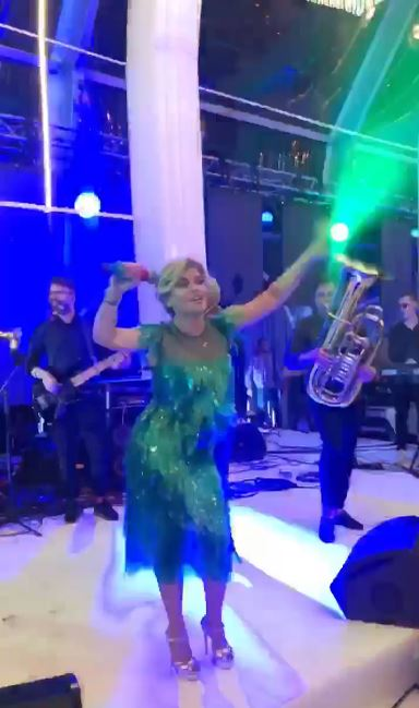 Loredana Groza a început recitalul cu melodia ”Bună seara, iubite!”