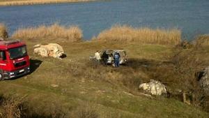 Cadavrul unui afacerist, găsit într-o maşină cuprinsă de flăcări pe malul unui lac din Constanţa