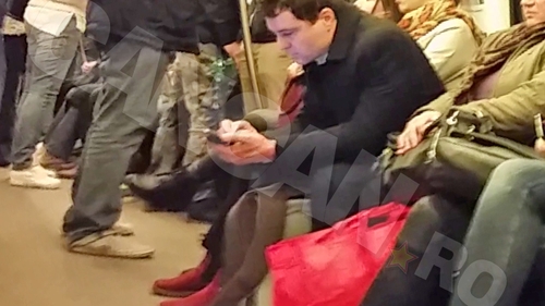 Celebrul politician s-a înghesuit cu ceilalţi călători! NU E NICI O REGIE! Ghici pe cine am filmat azi în metrou!