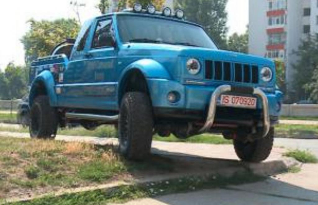 Cum arată cunoscutul ”Jeep” românesc ARO, refăcut din fiare vechi de un grup de studenţi. Prototipul e senzaţional!