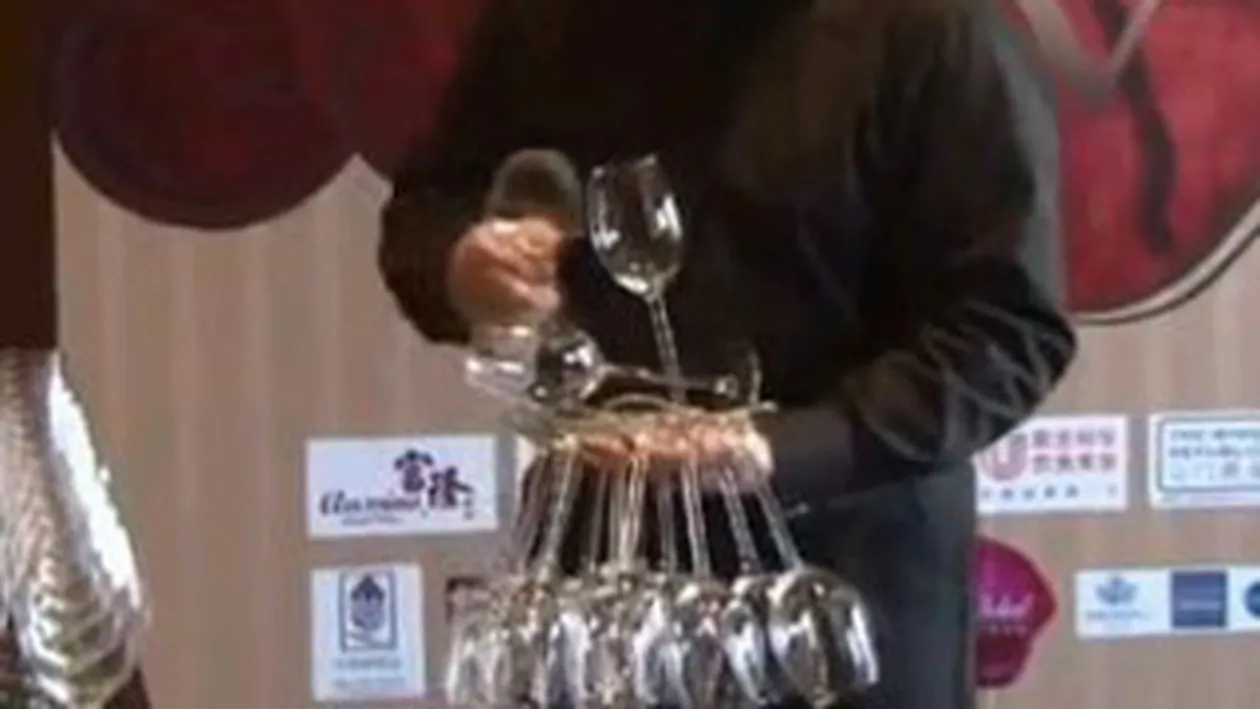 VIDEO Record mondial la tinut pahare! Ai avea incredere in el sa iti serveasca vinul?