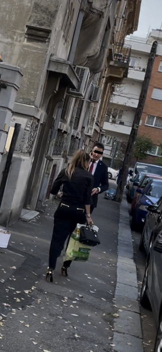 Sexy-impresara e așteptată de un domn / Sursă foto: CANCAN.RO