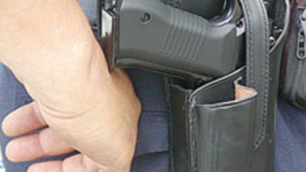 Focuri de armă în Argeș. Polițiștii au fost atacați de un bărbat cu probleme psihice și au ripostat