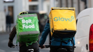 Ce salariu are un curier de la Glovo? Cât câştigă faţă de livratorii Uber Eats sau Bolt Food