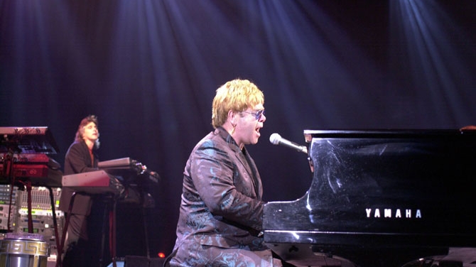 Trei muncitori, raniti in urma prabusirii scenei pentru un concert al lui Elton John, in Mexic