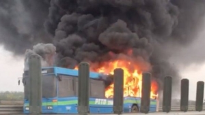 Imagini apocaliptice! Un autobuz a luat foc pe autostrada Arad-Timișoara! VIDEO