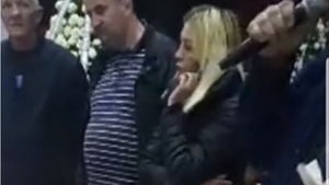 Iustina, iubita din Austria, i-a îmbogățit pe lăutarii de la căpătâiul lui Maharu! Câți bani le-a dat + A intrat cu o coroană uriașă