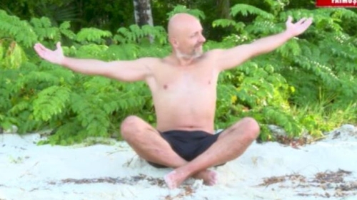 Costi Ioniță și-a uimit colegele de la Survivor cu metoda lui de meditație ”Cum să te pui în cap, dezbrăcat, să-ți atârne toate chestiile invers..."