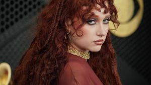Cântăreața Chappell Roan a atras toate privirile la Premiile Grammy 2026. Tatuajul ei inedit inspirat din goblenuri a fost vedeta serii