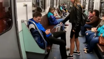 Gest incredibil! Un fotomodel aruncă cu apă și înălbitor pe bărbații de la metrou