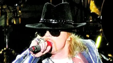 Axl Rose, iertat de fanii plictisiti de asteptare