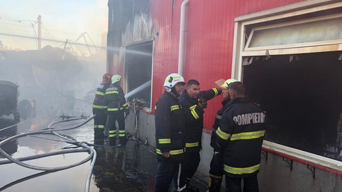 Incendiu devastator la un depozit de anvelope din Drobeta Turnu Severin! Avertismentul primit de locuitori prin sistemul Ro-Alert