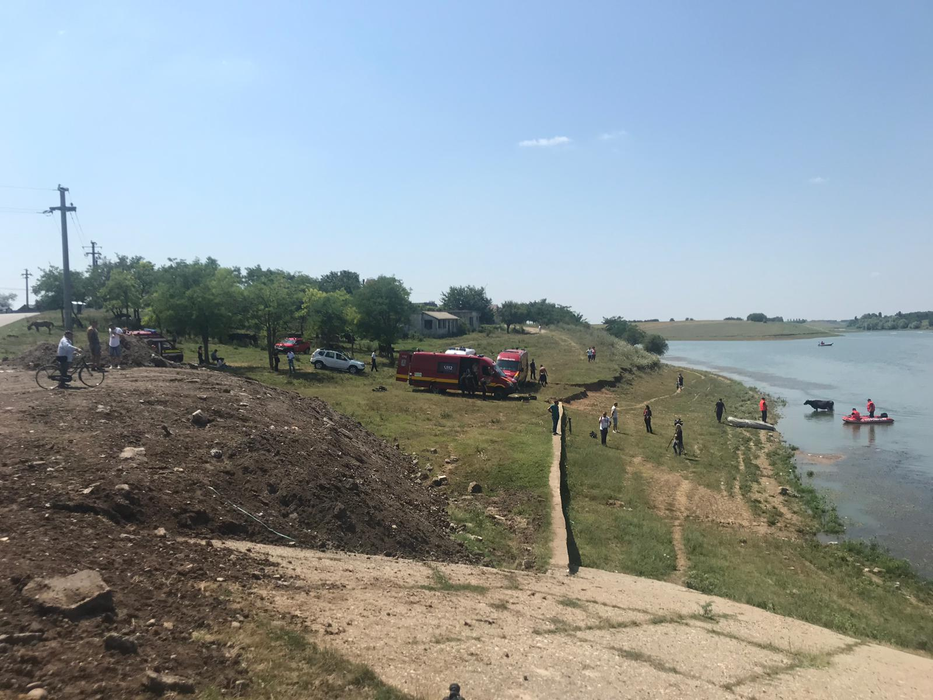 Anchetatorii caută dovezi în balta de la Drăghiceni