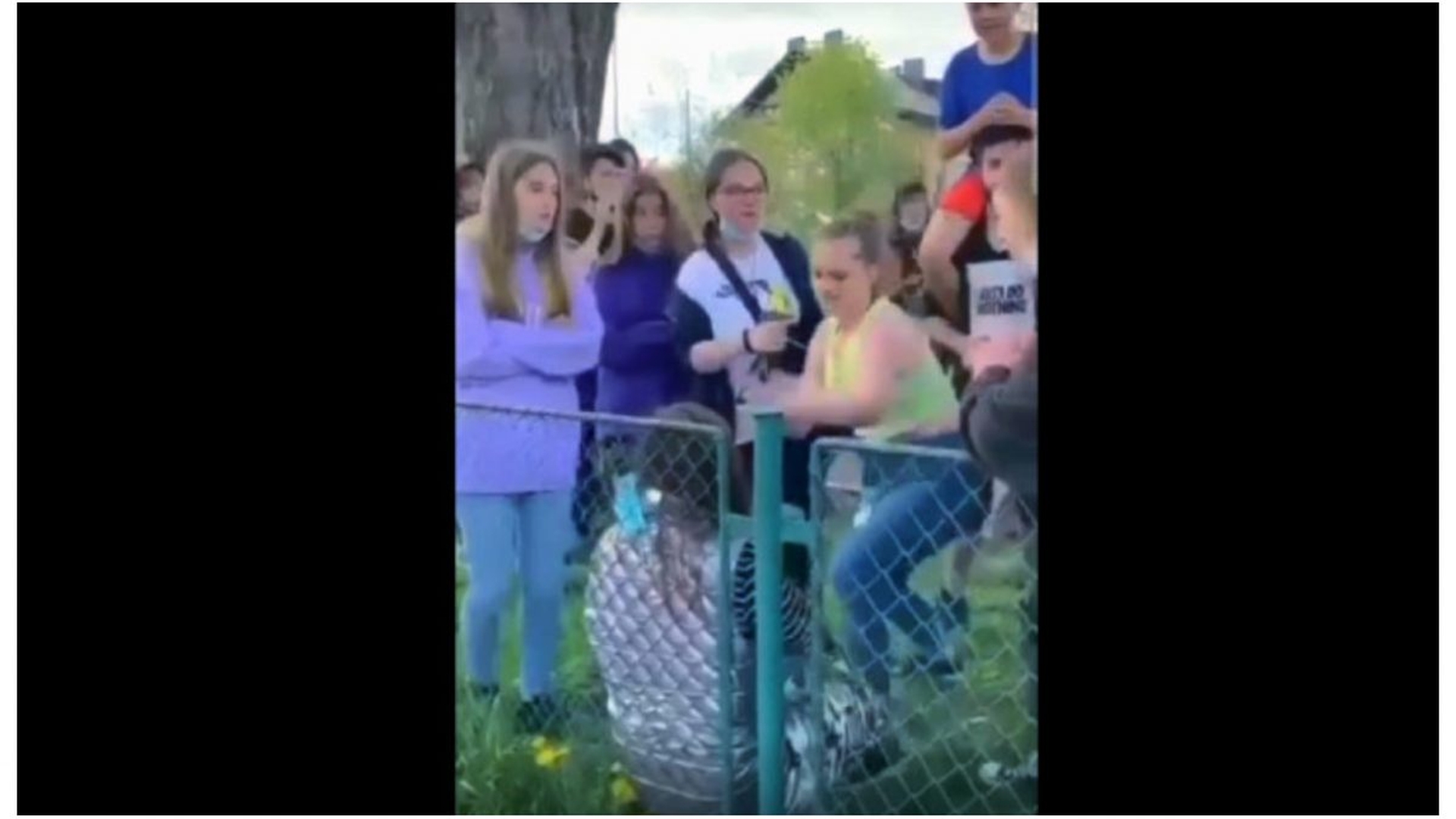 Caz șocant în Brașov! O adolescentă a fost bătută și umilită, de alți copii. Imaginile au devenit virale