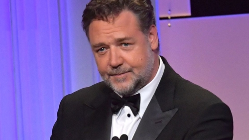 Russell Crowe este de nerecunoscut! Kilogramele în plus l-au transformat complet pe celebrul actor
