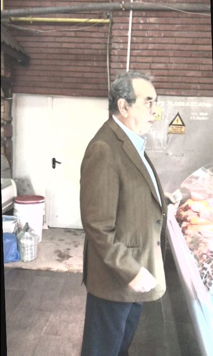 Badea discută cu vânzătorul