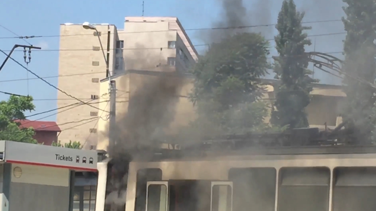 Incendiu grav în București. Un tramvai a luat foc în intersecție la Dristor