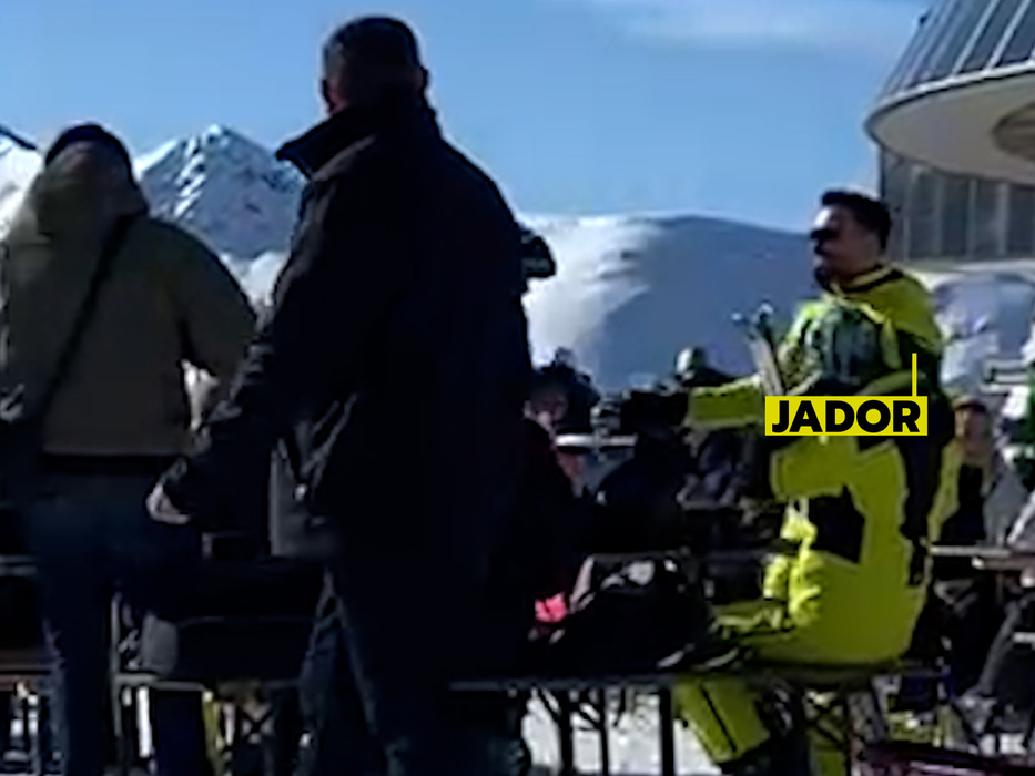 Jador se îndreaptă cu zâmbetul pe buze spre Andreea Bălan (SURSA FOTO: CANCAN.RO)