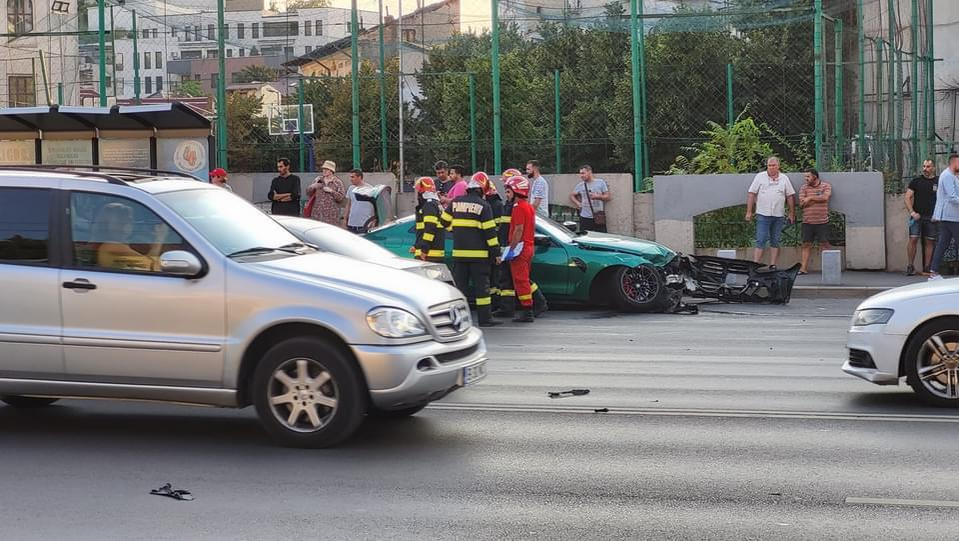 Breaking news! Accident grav în București! O mașină s-a răsturnat în cartierul Tineretului