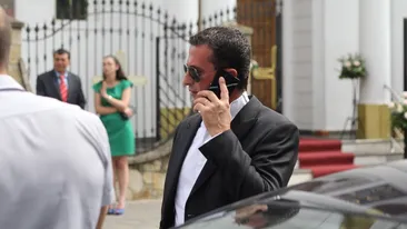 Dezbracatu' i-a facut o dedicatie surpriza sotului bebelusei Oana . Totul s-a terminat cu un schimb de bezele pe scena