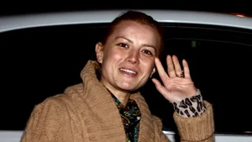 Vezi cealalta fata a frumoasei cantarete! Imagini-soc, realizate in toiul noptii! Elena Gheorghe e de nerecunoscut fara machiaj!