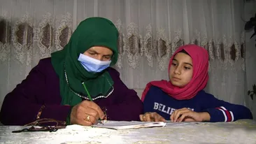 O femeie a învățat să scrie și să citească la 60 de ani de la nepoata ei