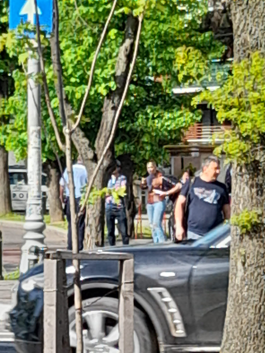 Anamaria Prodan, înconjurată de polițiști și trecători (Foto: CANCAN.RO)