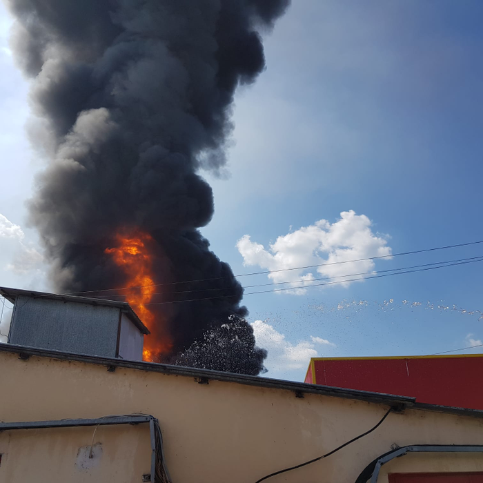 Incendiu puternic la o fabrică de vopsele din Mihăești-Vâlcea | FOTO + VIDEO
