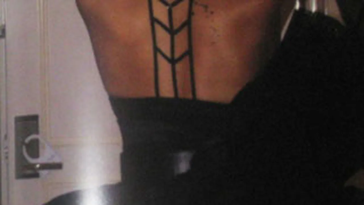 Rihanna intr-o noua postura compromitatoare!