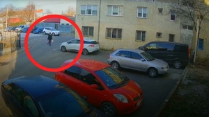 Gestul rușinos făcut de o femeie din Mangalia. A aruncat gunoiul într-o parcare, deși ghena era fix lângă ea